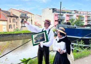 Les amoureux le long du canal